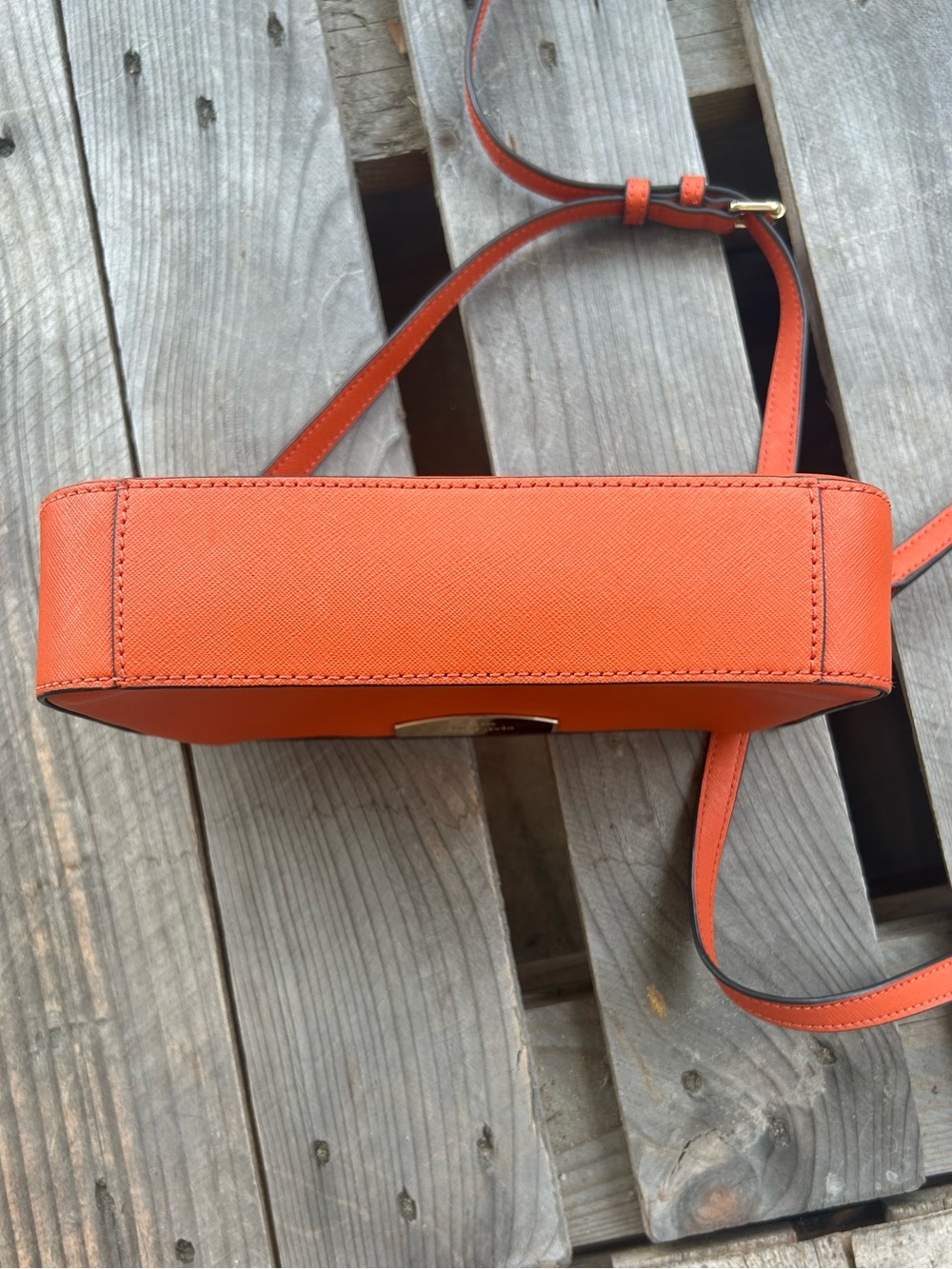 Henri Bendel Orange Saffiano Leather Crossbody Camera Bag Gold Hardware Rare - Picture 6 of 6